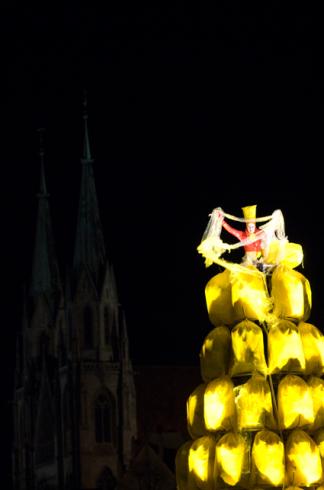 Das Kleid der Artemis, gelber Sackbaum, Performance, Winterfestival Tollwood, Marcel Duchamp