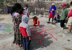 Joy of weaving, playing games with Raramuris, interactive performance, handcrafts, weaving