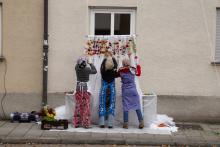 Hauskleid, performative Installation, grüne Achse München Schwabing