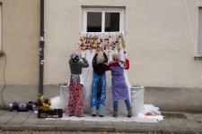 Hauskleid, performative Installation, grüne Achse München Schwabing