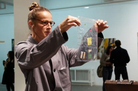 G'schnetzeltes oder ich verkaufe meine Arbeit, Performance, Island of art, white box, Produzentenkunstmesse