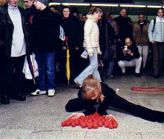 P.I.N.K., Performance, U Bahn, Kunsttunnel, 80 Eier, Aufstieg
